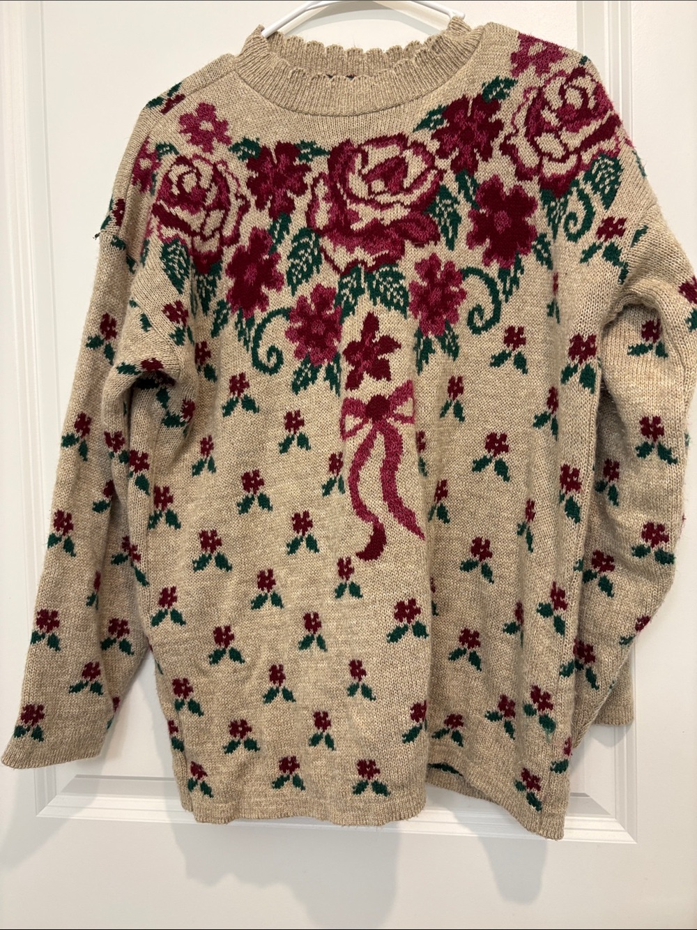 Scallop-Neck Floral Crewneck knit Sweater in Beige and Burgundy